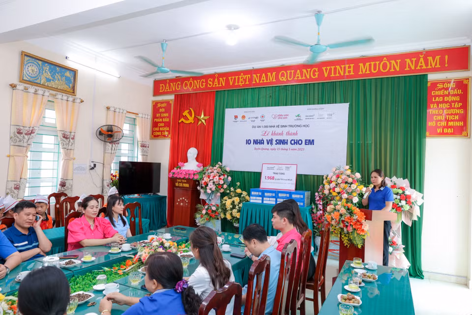 Sáng 15/5, Trung tâm Tình nguyện Quốc gia (thuộc Trung ương Đoàn TNCS Hồ Chí Minh) phối hợp với Quỹ Vì Tầm Vóc Việt, Tập đoàn TH (đơn vị sở hữu thương hiệu TH true MILK), Ngân hàng TMCP Bắc Á cùng tỉnh đoàn Tuyên Quang, chính quyền địa phương tổ chức Lễ khánh thành 10 nhà vệ sinh cho em tại tỉnh Tuyên Quang. (Ảnh: Minh Sơn/Vietnam+)