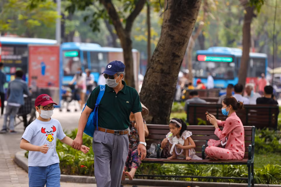 Uỷ ban Nhân dân thành phố Hà Nội đã quyết định tạm dừng hoạt động trên phố đi bộ đồng thời tạm đóng cửa các quán bar, karaoke, vũ trường để tiến hành công tác phòng dịch. (Ảnh: Minh Sơn/Vietnam+)