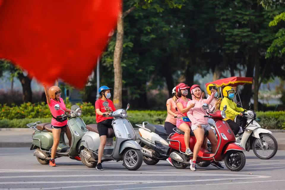 Nhiều người dân Thủ đô nghêm túc chấp hành việc đeo khẩu trang nơi công cộng. (Ảnh: Minh Sơn/Vietnam+)