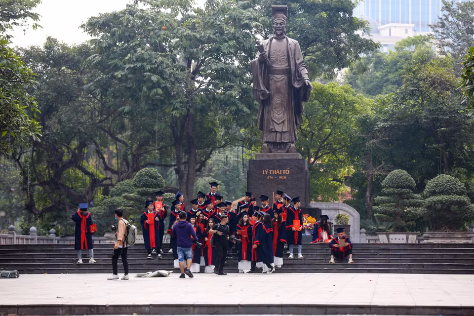 Bộ Y tế cũng khuyến cáo người dân không được chủ quan, lơ là; luôn đề cao tinh thần cảnh giác phòng chống dịch; đặc biệt khi phát hiện các trường hợp nghi ngờ nhập cảnh trái phép, người dân cần lập tức thông báo ngay cho chính quyền địa phương để tổ chức cách ly, xử lý kịp thời; tránh để mầm bệnh lây lan ra cộng đồng. (Ảnh: Minh Sơn/Vietnam+)