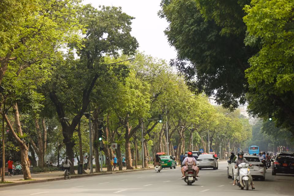 Dịp nghỉ lễ năm nay kéo dài 4 ngày, chính vì thế nhiều gia đình đã lên kế hoạch đi du lịch, về quê khiến mật độ giao thông trên các tuyến phố Thủ đô được giảm tải. (Ảnh: Minh Sơn/Vietnam+)