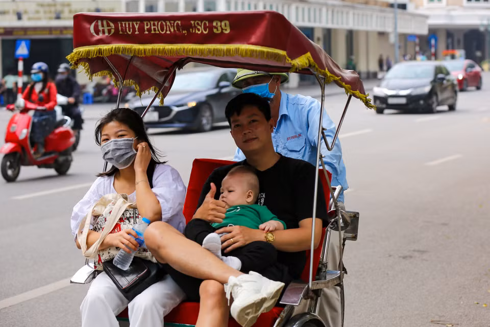 Tuy nhiên, cùng với đó nhiều gia đình vẫn cho con em mình ra đường nhưng không có biện pháp phòng dịch tối thiểu như đeo khẩu trang. (Ảnh: Minh Sơn/Vietnam+)