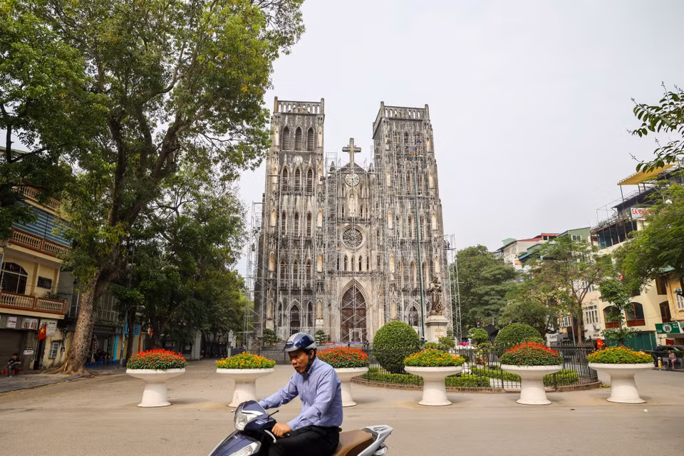 Khu vực Nhà Thờ Lớn cũng vắng bóng các bạn trẻ đến vui chơi, chụp ảnh. (Ảnh: Minh Sơn/Vietnam+)