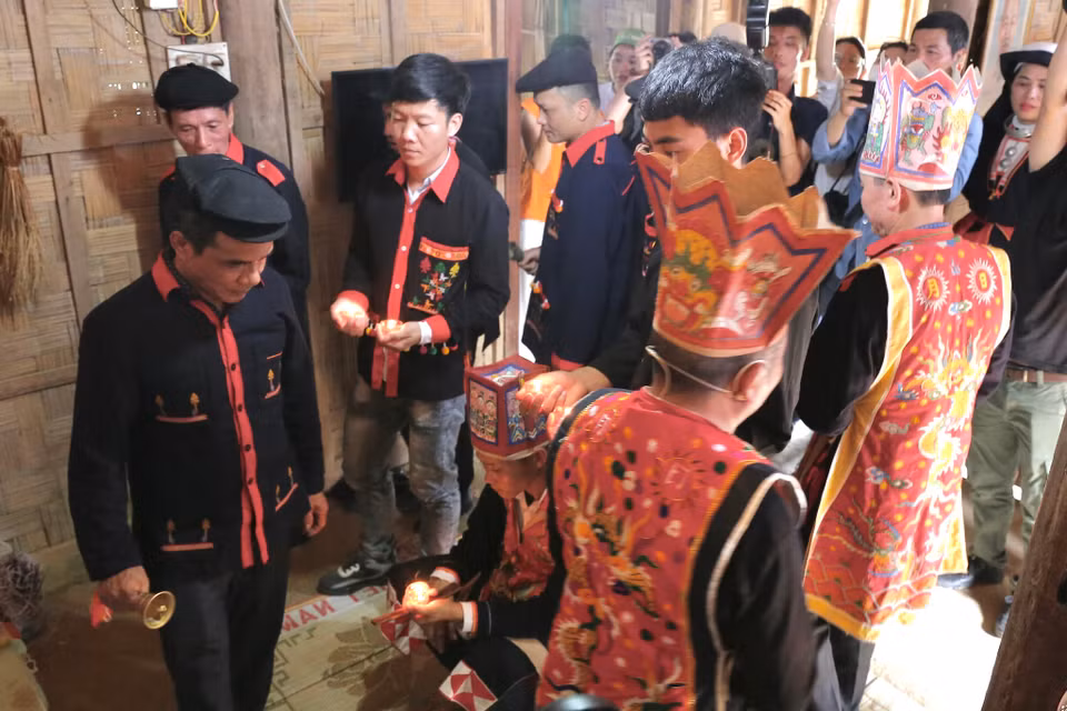 Bảy thầy sẽ đi xung quanh làm phép đưa người thụ lễ đi "tầm sư học đạo." (Ảnh: Diễm Hằng/Vietnam+)