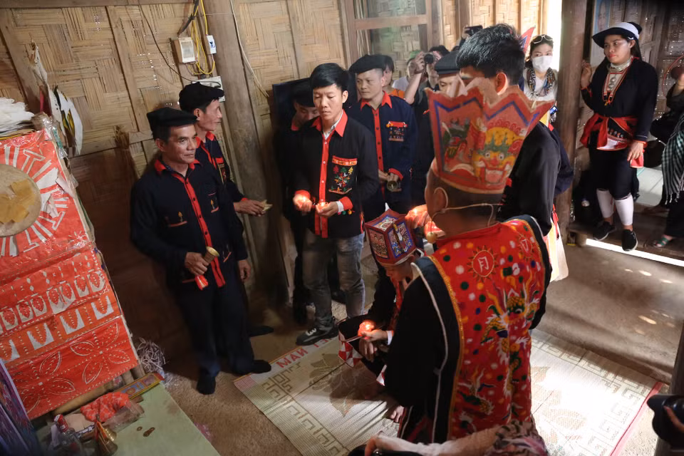 Sau đó thầy cúng làm lễ mời gia tiên, các đấng thần linh, Ngọc Hoàng xuống để chứng giám. (Ảnh: Diễm Hằng/Vietnam+)