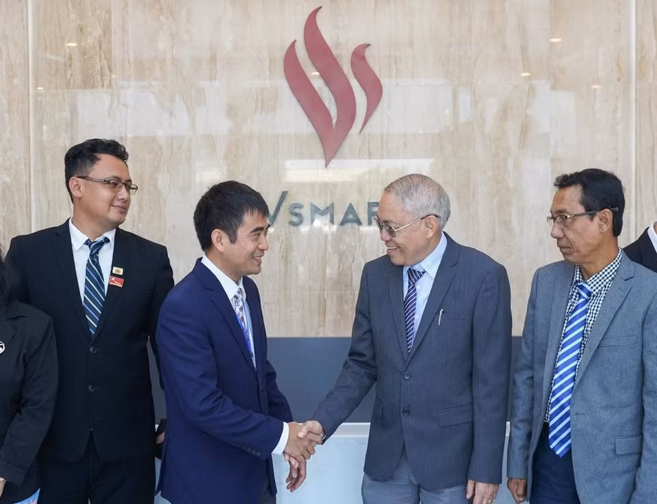 Kết thúc chuyến thăm, ngài U Tin Maung Tun cho biết: 'Với chất lượng điện thoại Vsmart được sản xuất từ quy trình đảm bảo như thế này, người dân Myanmar chúng tôi tin tưởng và sẵn sàng đón chào sản phẩm của các bạn đến với đất nước mình'. (Ảnh: VinSmart)