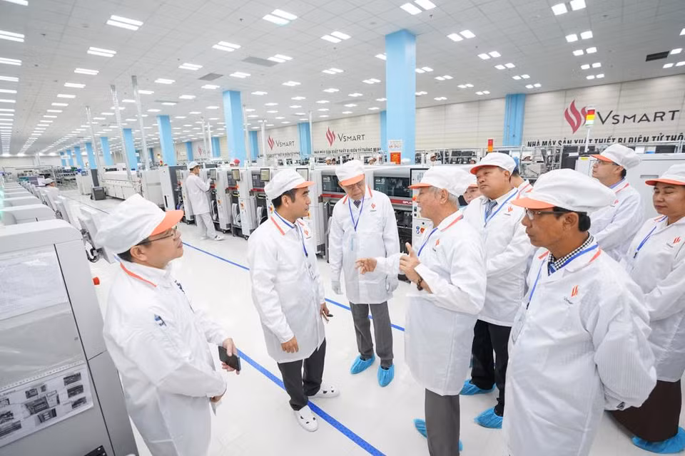 'Các bạn có những dây chuyền hiện đại nhất, quy trình sản xuất rất chặt chẽ và đội ngũ kỹ sư chuyên nghiệp. Người dân Việt Nam có thể tự hào về một nhà máy với tiêu chuẩn quốc tế như thế này', ngài U Tin Maung Tun chia sẻ. (Ảnh: VinSmart)