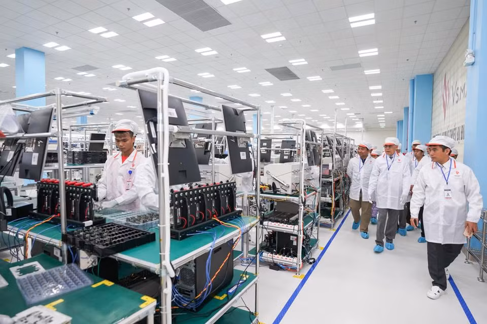 Ông Hoàng Anh - Giám đốc Nhà máy sản xuất điện thoại thông minh VinSmart đã giới thiệu chung với đoàn về quy mô xây dựng, khả năng sản xuất và các dây chuyền thiết bị máy móc tiên tiến, sau đó dẫn đoàn đi thăm các xưởng và dây chuyền sản xuất. (Ảnh: VinSmart)