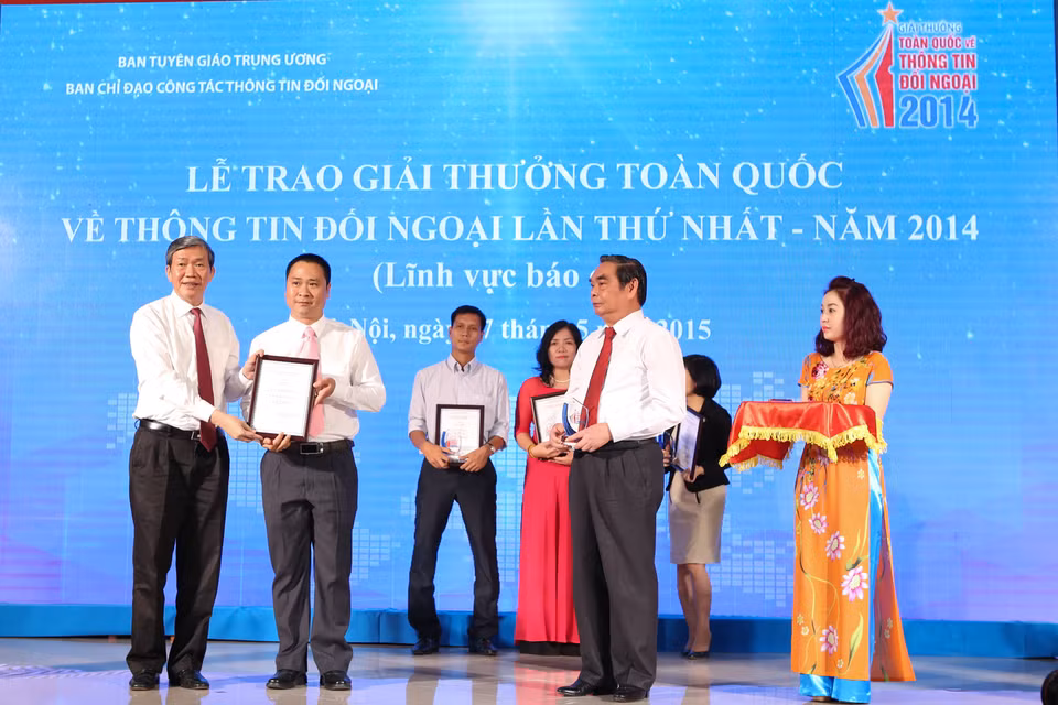 Báo Điện tử VietnamPlus (Thông tấn xã Việt Nam) đã vinh dự nhận Giải Nhất ở thể loại báo điện tử với tác phẩm ‘Bản tin nhạc rap Biển Đông đa ngữ’ tại Lễ trao Giải thưởng Toàn quốc về Thông tin Đối ngoại lần thứ nhất năm 2014, tại lễ trao giải ngày 27/05/2015 . (Ảnh: Minh Sơn/Vietnam+)