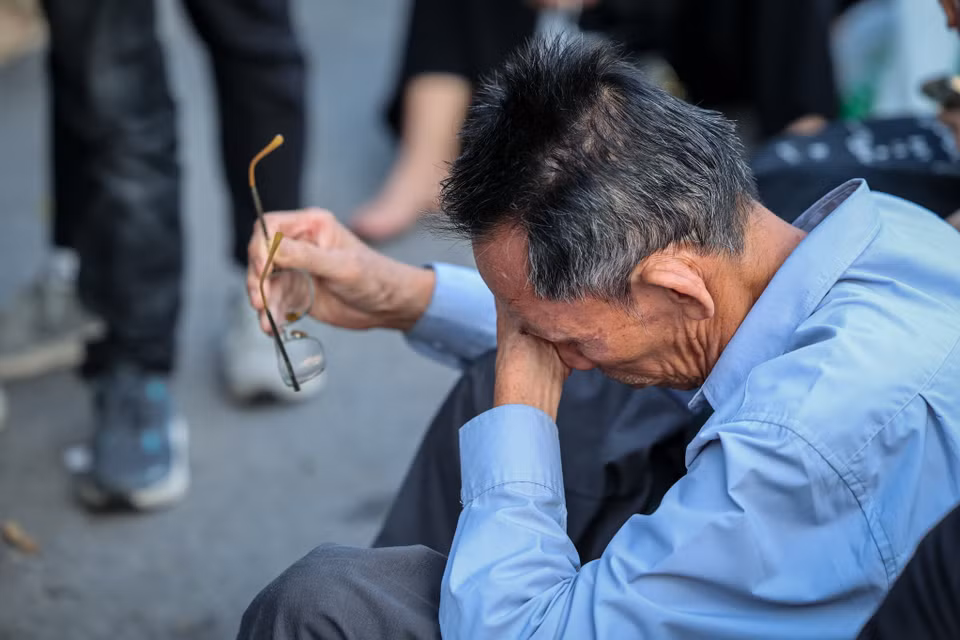 Một người dân buồn bã về sự ra đi của người lãnh đạo đất nước. (Ảnh: Minh Sơn/Vietnam+)