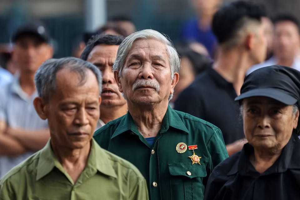 Theo thông báo từ lực lượng an ninh, người dân có nguyện vọng dự lễ viếng cần mang theo căn cước công dân gắn chip quét qua máy QR code hoặc đăng ký qua ứng dụng VNeID để làm thủ tục tại các chốt kiểm soát. Lực lượng an ninh lưu ý, người dân đến viếng cần có trang phục phù hợp, không mang theo túi xách, vòng hoa... (Ảnh: Minh Sơn/Vietnam+)