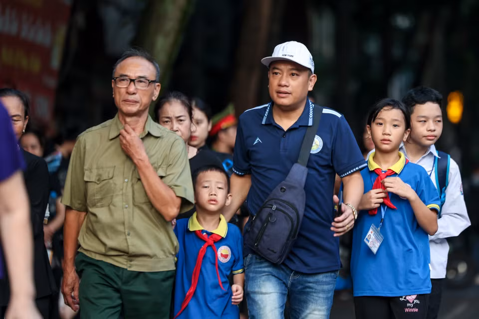 Đông đảo người dân từ nhiều địa phương đã xếp hàng sẵn sàng vào viếng Tổng Bí thư Nguyễn Phú Trọng tại Nhà tang lễ Quốc gia. (Ảnh: Minh Sơn/Vietnam+)