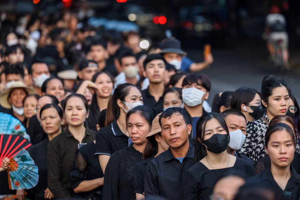 Những người dân có mặt tại nhà tang lễ hôm nay đều cảm thấy vinh dự và tự hào, vì được đại diện cho gần 100 triệu người dân Việt Nam được thắp lên một nén tâm hương gửi tới Tổng Bí thư. (Ảnh: Minh Sơn/Vietnam+)