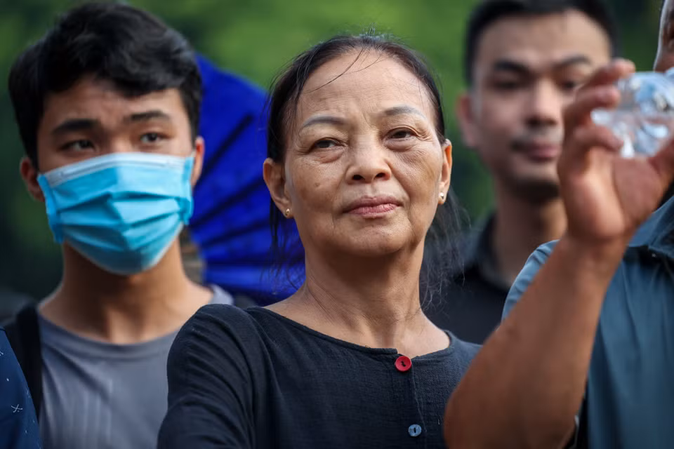 Cô Vũ Thị Thanh (Bạch Đằng, Hai Bà Trưng, Hà Nội) là một trong những người đầu tiên xếp hàng chờ viếng Tổng Bí thư. Cô Thanh cho biết mình xếp hàng đến 12 giờ đêm chưa đến lượt nên từ 2 giờ sáng đã có mặt tại Nhà tang lễ Quốc gia. (Ảnh: Minh Sơn/Vietnam+)