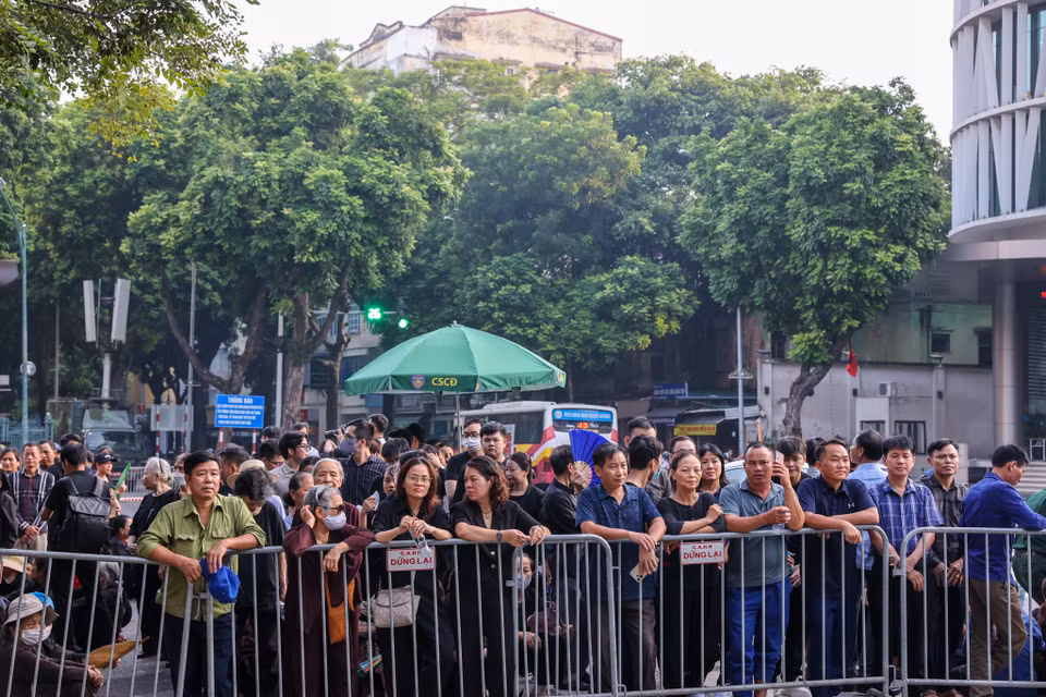 Trong ngày Quốc tang 26/7, từ rạng sáng đã có hàng dài người dân xếp hàng tại khu vực Nhà tang lễ Quốc gia Lê Thánh Tông (Hà Nội). (Ảnh: Minh Sơn/Vietnam+)