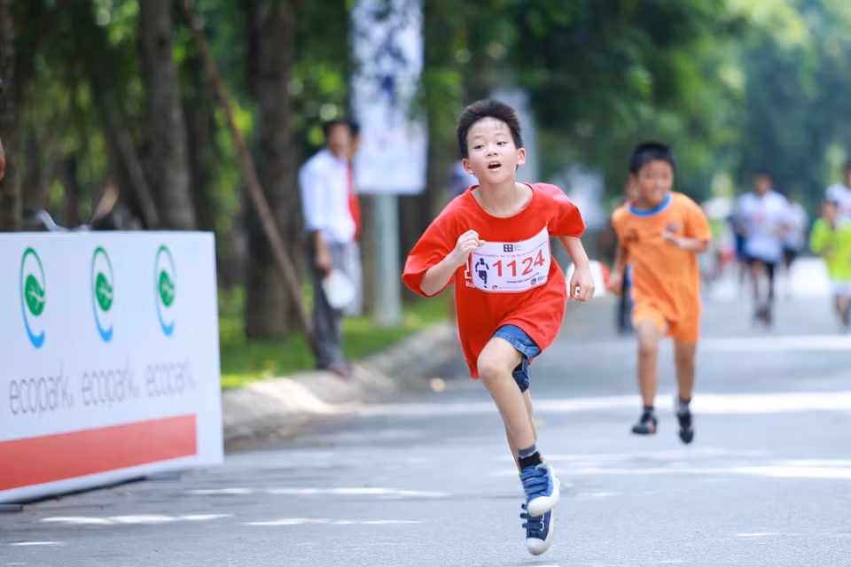 Những cậu nhóc cũng quyết tâm cán đích sớm. (Ảnh: Minh Sơn/Vietnam+)
