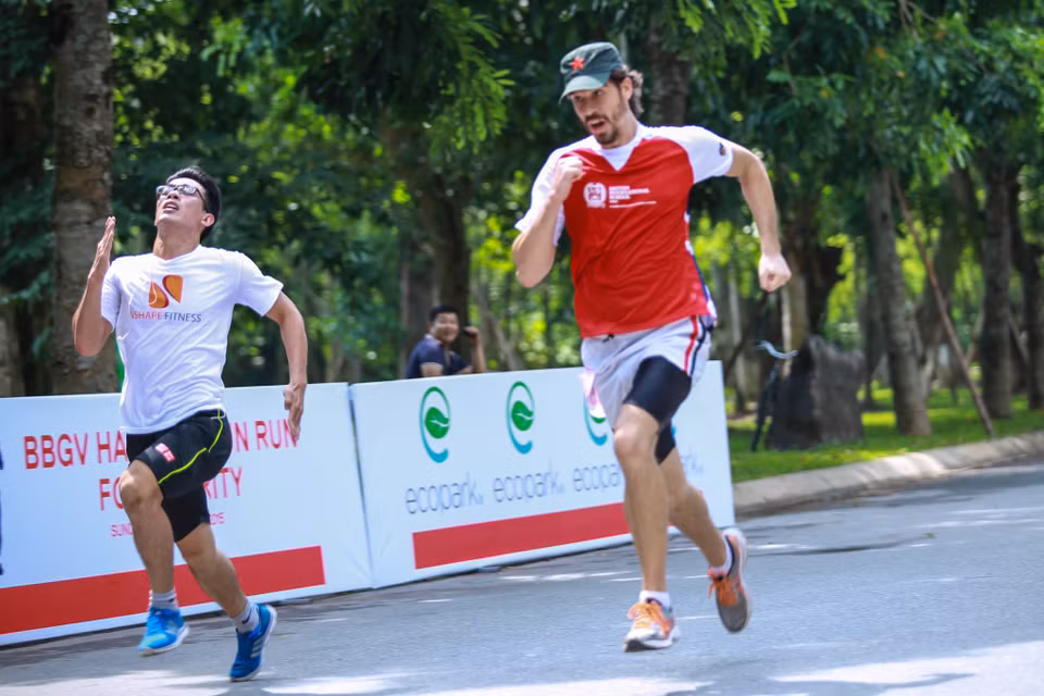 Chàng thanh niên người Việt này cố gắng vượt qua anh chàng ngoại quốc cao lớn. (Ảnh: Minh Sơn/Vietnam+)