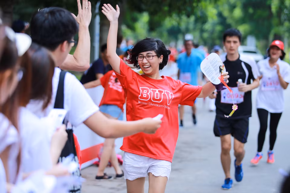 Niềm vui khi hoàn thành quãng đường chạy gần 4km. (Ảnh: Minh Sơn/Vietnam+)