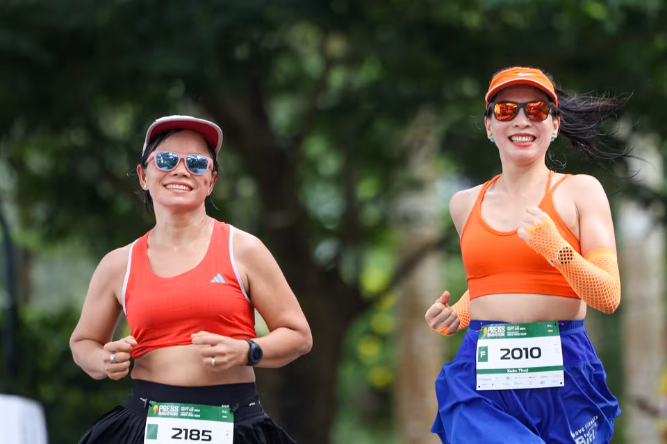 Các vận động viên tranh tài ở cự ly marathon rất đặc biệt 21,6km với ý nghĩa tôn vinh Ngày Báo chí Cách mạng Việt Nam. (Ảnh: Minh Sơn/Vietnam+)