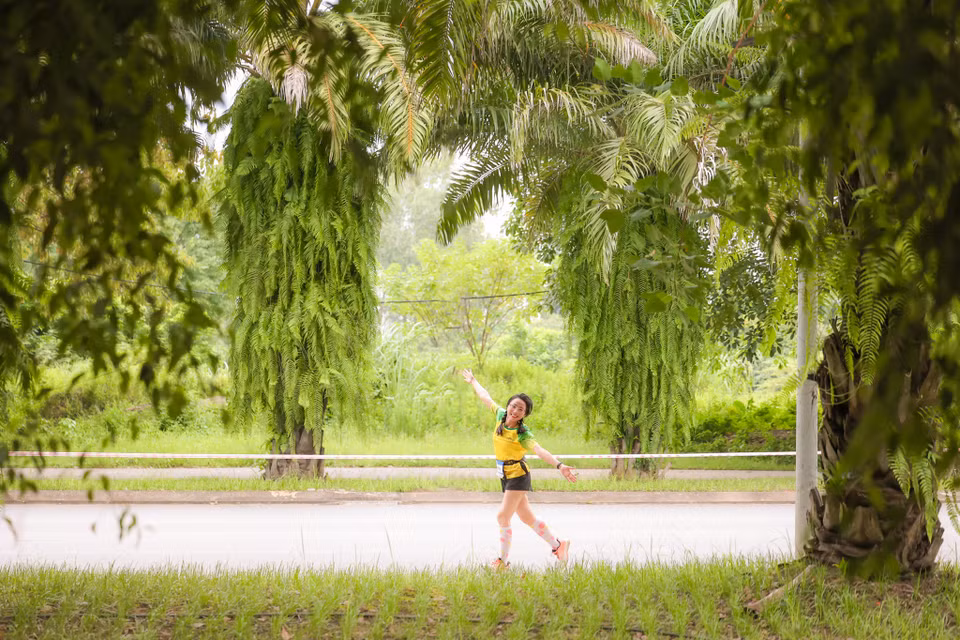 Những phóng viên, biên tập viên có cơ hội thử sức mình trong cung đường chạy được bao bọc giữa không gian xanh mướt, mát lành. (Ảnh: Minh Sơn/Vietnam+)
