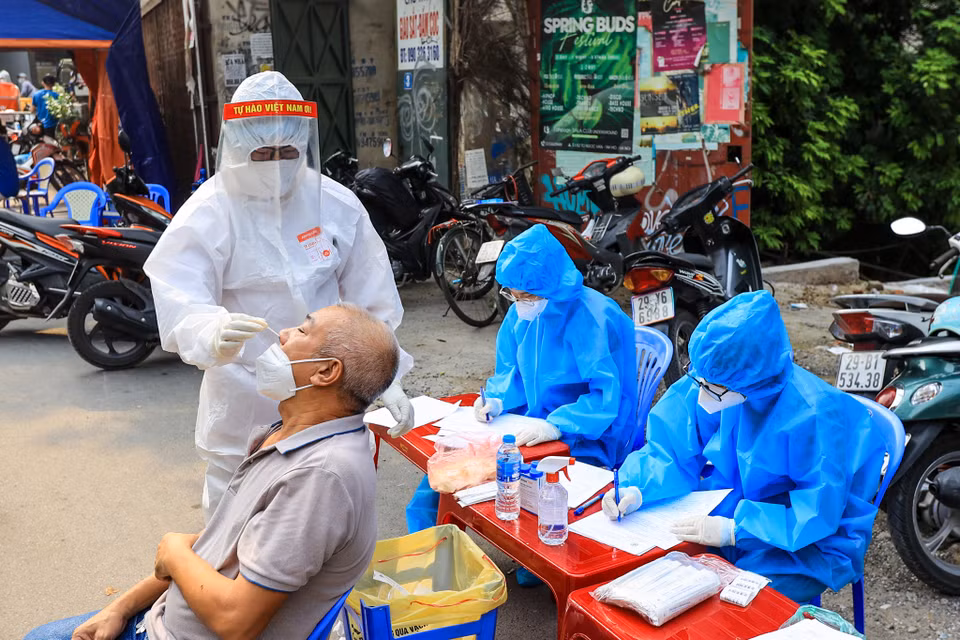 Mỗi một tổ xét nghiệm sẽ gồm đoàn viên của phường và tình nguyện viên cấp thành phố chuyên ngành y, dược tham gia. (Ảnh: Minh Sơn/Vietnam+)