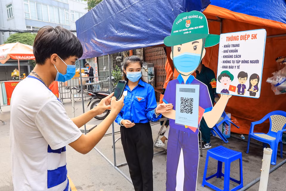 Theo bạn Nguyễn Minh Anh - Phó Bí Thư Đoàn phường Quảng An, trong đợt cao điểm này, Đoàn thanh niên sẽ tăng cường hỗ trợ lực lượng tuyến đầu trong công tác xét nghiệm sàng lọc COVID-19. (Ảnh: Minh Sơn/Vietnam+)