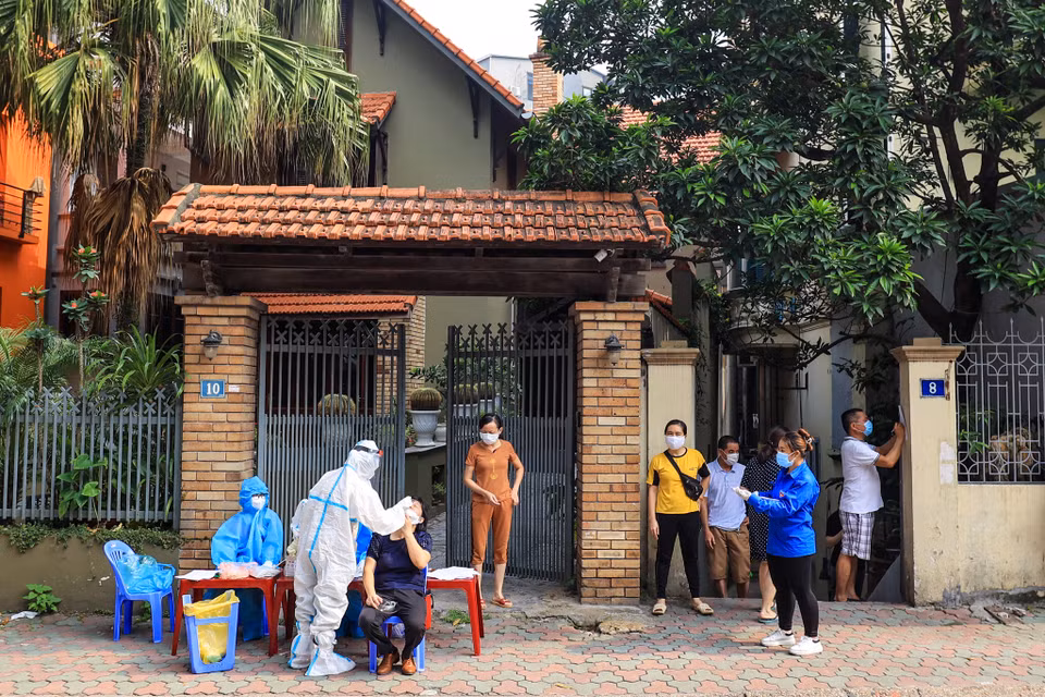 Các tình nguyện viên tổ chức các điểm xét nghiệm lưu động đến từng nhà dân để đảm bảo không bỏ sót một trường hợp nào. Đoàn thành niên cũng tập trung tuyên truyền về xét nghiệm toàn diện và lợi ích của việc tiêm vaccine phòng COVID-19. (Ảnh: Minh Sơn/Vietnam+)