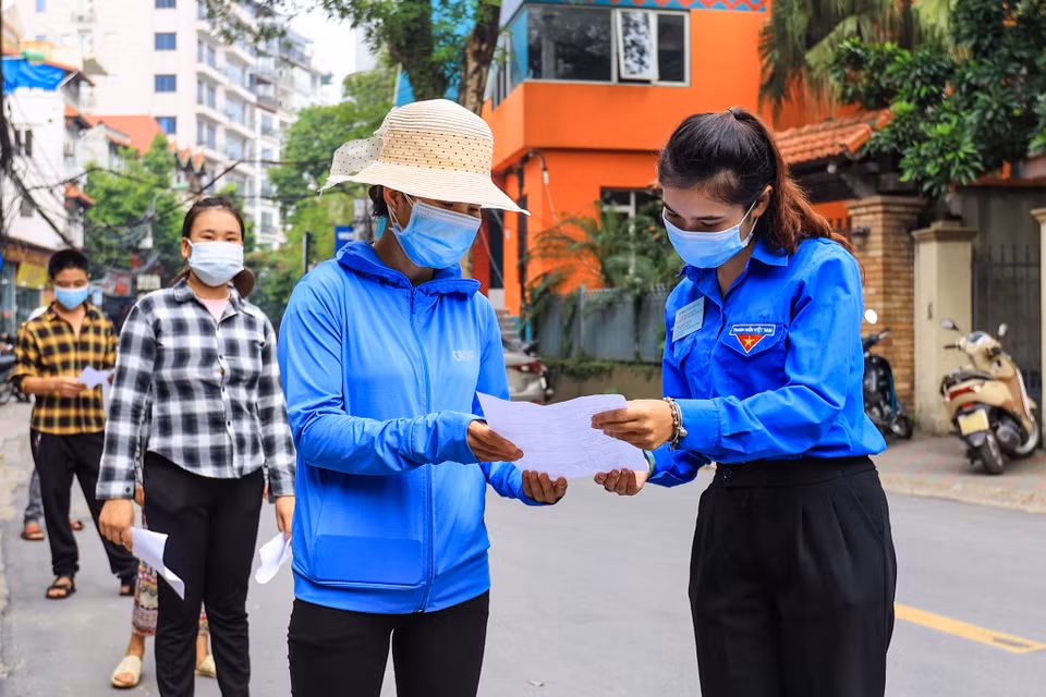 Lực lượng thanh niên tình nguyện sẽ tổ chức các điểm xét nghiệm lưu động đến từng địa bàn tổ dân phố đồng thời hướng dẫn người dân tham gia công tác xét nghiệm một cách an toàn, nhanh chóng. (Ảnh: Minh Sơn/Vietnam+)