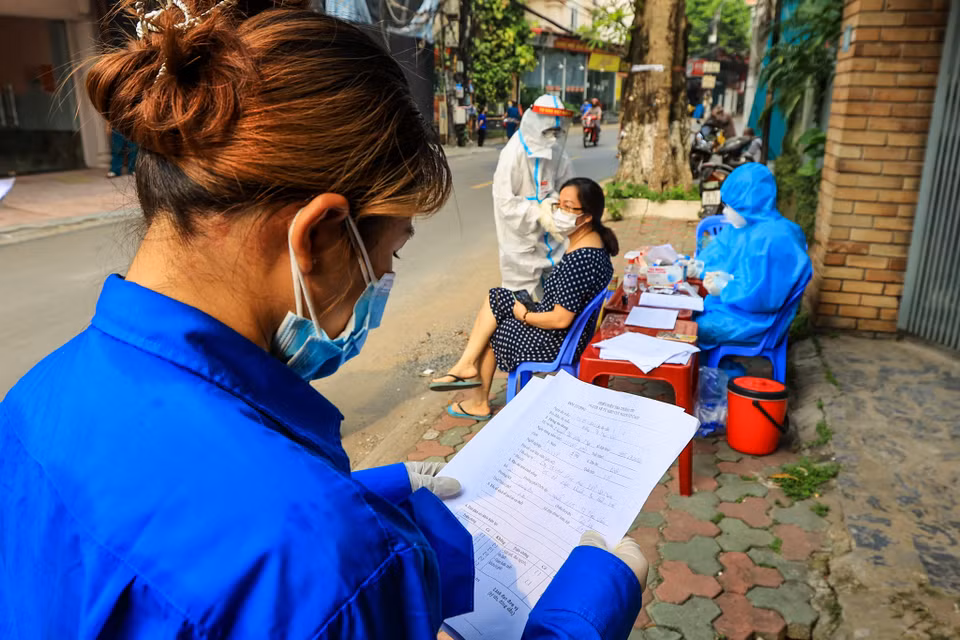 Các tình nguyện viên sẽ thực hiện các nhiệm vụ hỗ trợ công tác tổ chức, lấy mẫu, nhập liệu, hướng dẫn và giúp người dân có thể tự lấy mẫu xét nghiệm theo hướng dẫn của ngành y tế; bảo đảm giãn cách, tránh tập trung đông người trong quá trình lấy mẫu xét nghiệm, hậu cần phục vụ… (Ảnh: Minh Sơn/Vietnam+)