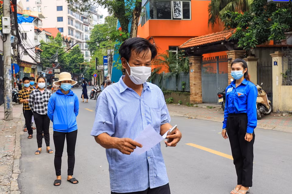 100% đoàn viên của phường đã được tập huấn để đảm bảo thực hiện đúng, đầy đủ, an toàn trước khi triển khai lấy mẫu xét nghiệm cho người dân. (Ảnh: Minh Sơn/Vietnam+)