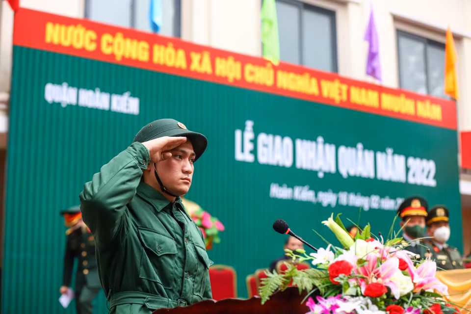 Tân binh Dương Công Minh (22 tuổi), một trong số ít những tân binh tại Thủ đô viết đơn tình nguyện, cho biết bạn cảm thấy rất hào hứng khi lên đường thực hiện nghĩa vụ thiêng liêng của Tổ quốc. (Ảnh: Minh Sơn/Vietnam+)