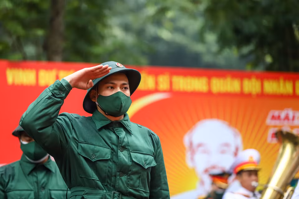 Năm 2022, Hà Nội được giao chỉ tiêu tuyển chọn và gọi nhập ngũ 3.500 công dân. Đến thời điểm hiện tại, có 3.662 thanh niên được nhận lệnh gọi lên đường nhập ngũ, vượt 4,6% so với chỉ tiêu được giao. (Ảnh: Minh Sơn/Vietnam+)