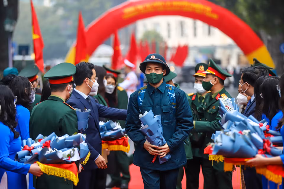 Năm 2022, quận Hoàn Kiếm được thành phố giao chỉ tiêu 68 công dân, trong đó 50 công dân nhập ngũ quân đội và 18 thanh niên tham gia nghĩa vụ công an nhân dân. Hiện số công dân này đã sẵn sàng lên đường thực hiện nghĩa vụ bảo vệ Tổ quốc. (Ảnh: Minh Sơn/Vietnam+)