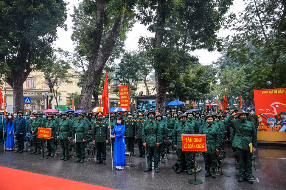 Sáng 16/2, thành phố Hà Nội đã diễn ra lễ giao nhận tân binh lên đường nhập ngũ tại 30 quận, huyện, thị xã. (Ảnh: Minh Sơn/Vietnam+)
