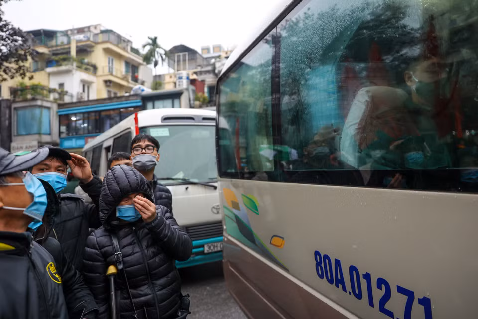 Nhiều người thân bật khóc khi chia tay con em mình lên đường nhập ngũ. (Ảnh: Minh Sơn/Vietnam+)