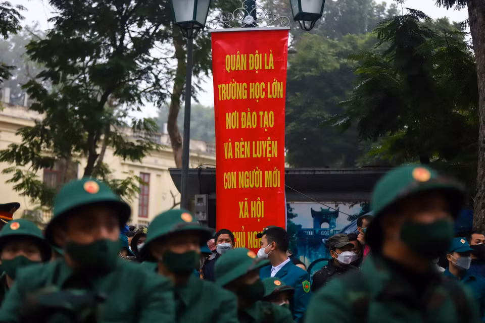 Lễ giao nhận quân năm nay diễn ra trong điều kiện dịch bệnh COVID-19 diễn biến phức tạp, các địa phương ở Hà Nội đều chuẩn bị các phương án cụ thể để phòng chống dịch. (Ảnh: Minh Sơn/Vietnam+)