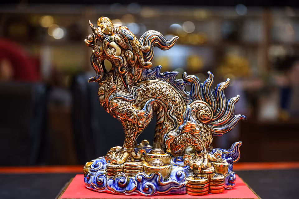 Theo đại diện doanh nghiệp này, các sản phẩm được tôi luyện qua 9 công đoạn để hoàn thiện. Cùng với đó mỗi sản phẩm được đi kèm một cuốn hộ chiếu định danh bảo hành trọn đời. (Ảnh: Minh Sơn/Vietnam+)