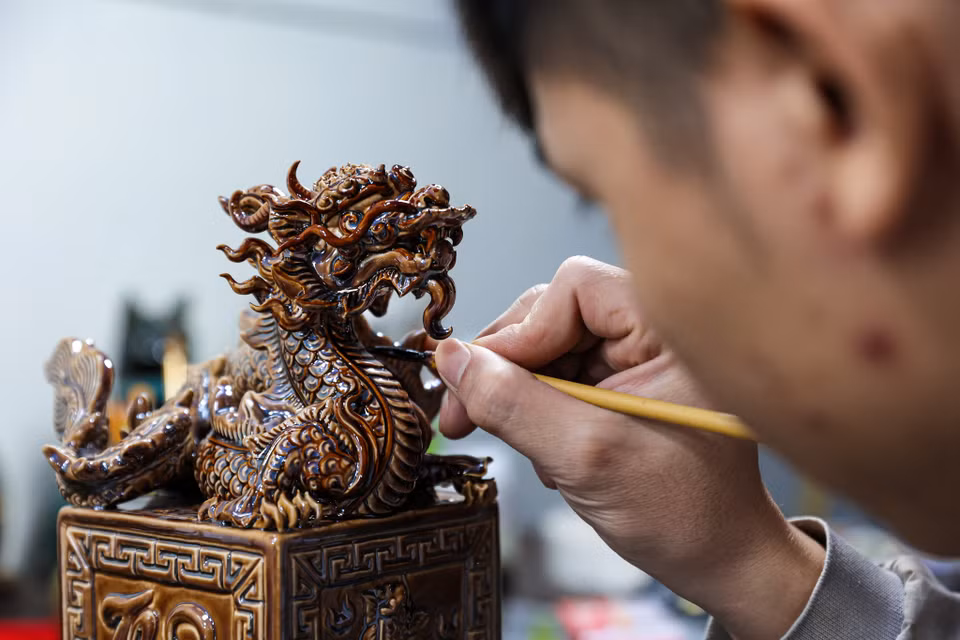 Nguyên liệu làm gốm sứ năm nay được tuyển chọn kỹ, đất được tuyển chọn từ tỉnh Phú Thọ, Quảng Ninh, 2 địa điểm linh thiêng của Việt Nam. Theo ông Lực, mỗi sản phẩm đến tay người tiêu dùng được trải qua 99 ngày từ những nét vẽ thiết kế đầu tiên cho tới khi hoàn thiện sản phẩm, 24 công đoạn chế tác cầu kỳ, tinh xảo. (Ảnh: Minh Sơn/Vietnam+)