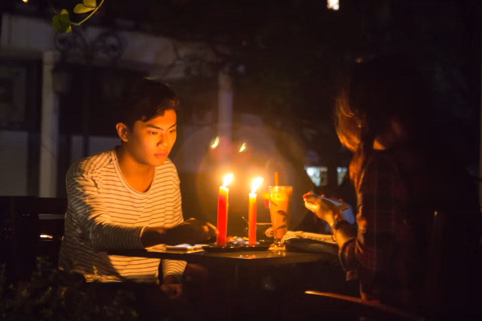 Đôi bạn trẻ hẹn hò nhau trong ánh nến lung linh. (Ảnh: Minh Sơn/Vietnam+)