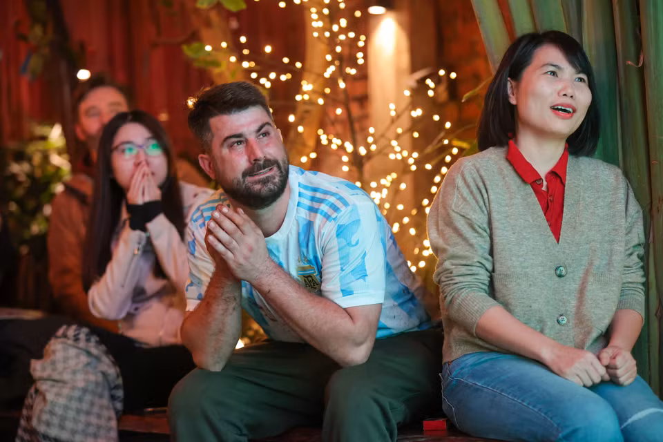 Anh Emilio, một người Argentina đang làm việc tại Việt Nam chia sẻ rằng anh rất hào hứng trước trận chung kết này. 'Trận hôm nay rất quan trọng, không chỉ bơi nó là chung cuộc mà còn bởi đây chắc là trận đấu cuối cùng ở World Cup của Messi. Chúng tôi rất yêu mến Maradona, ông ấy là người hùng của chúng tôi và giờ là Messi,' anh nói. (Ảnh: Minh Sơn/Vietnam+)