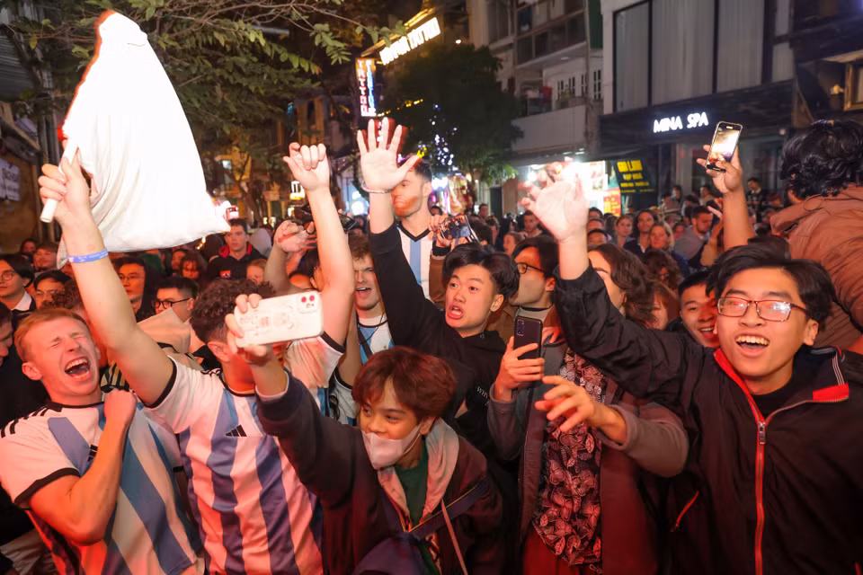 Các cổ động Argentina ăn mừng đầy phấn khích khi chứng kiến Messi cùng đồng đội vô địch World Cup 2022. (Ảnh: Minh Sơn/Vietnam+)