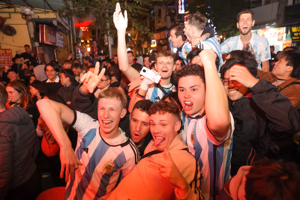 Người hâm mộ Việt Nam hòa cùng niềm vui của các cổ động viên Argentina. (Ảnh: Minh Sơn/Vietnam+)