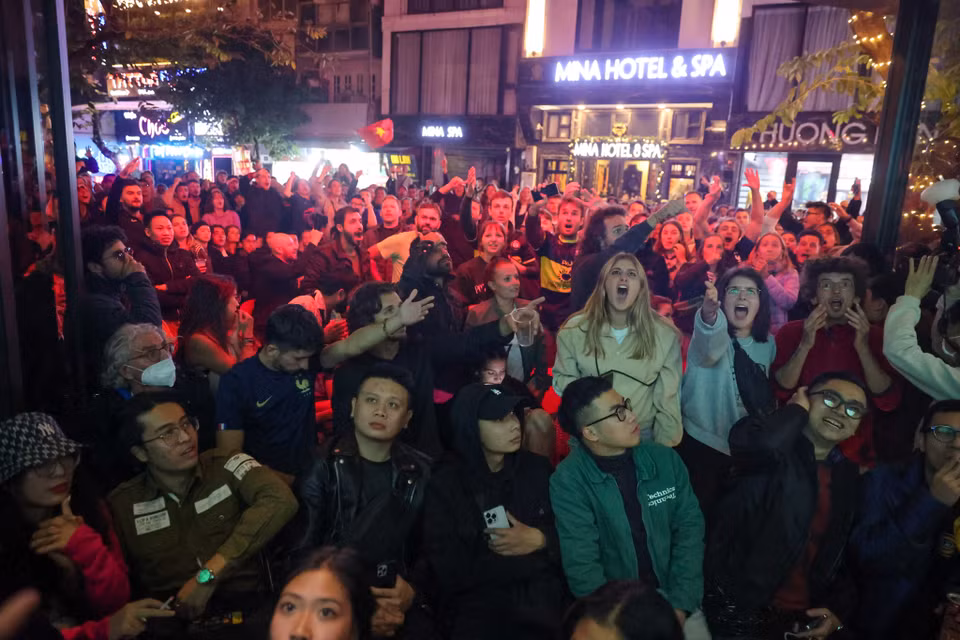 Tại đây, các cổ động viên biểu lộ hàng loạt cảm xúc như vui sướng, căng thẳng, lo lắng, vỡ òa khi chứng kiến trận đấu. (Ảnh: Minh Sơn/Vietnam+)