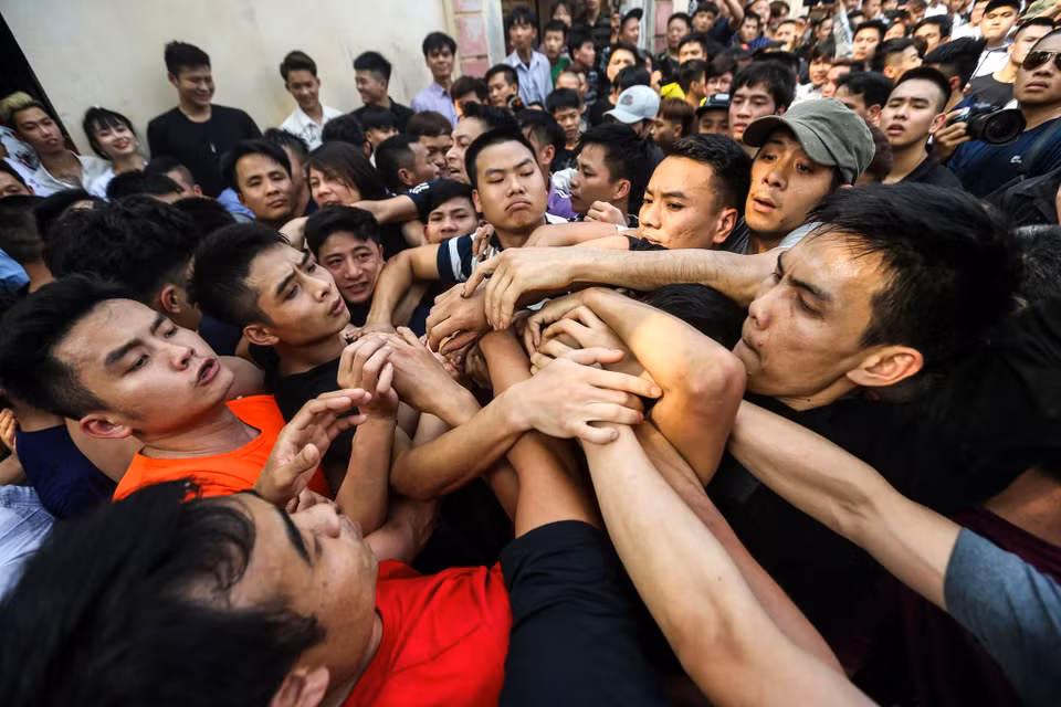 Lễ hội giằng bông đã tổ chức được rất nhiều lần nhưng chưa bao giờ bị mất sự sôi động của nó. (Ảnh: Minh Sơn/Vietnam+)