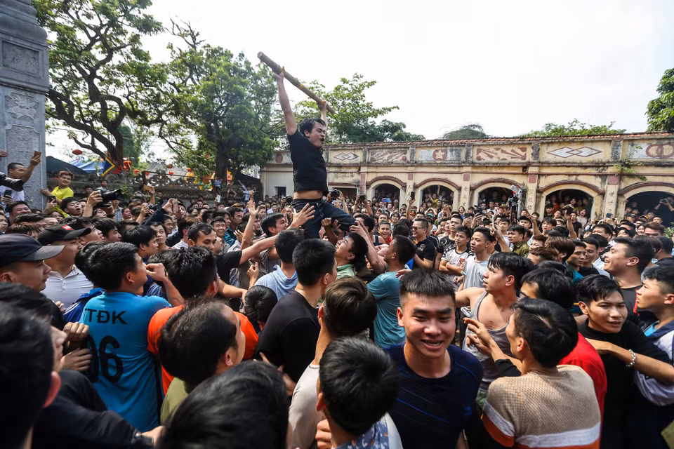 Cây bông được chuẩn bị từ trước lễ hội khoảng một tháng.(Ảnh: Minh Sơn/Vietnam+)