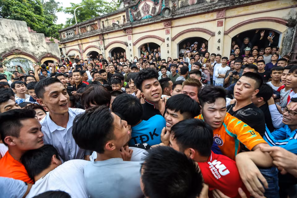 Chiều ngày 11/3 (6/2 âm lịch) diễn ra lễ hội Giằng Bông. Theo thông lệ, lễ hội diễn ra từ ngày mồng 4 đến ngày mồng 7 tháng 2 âm lịch, cứ 5 năm tổ chức linh đình một lần. (Ảnh: Minh Sơn/Vietnam+)