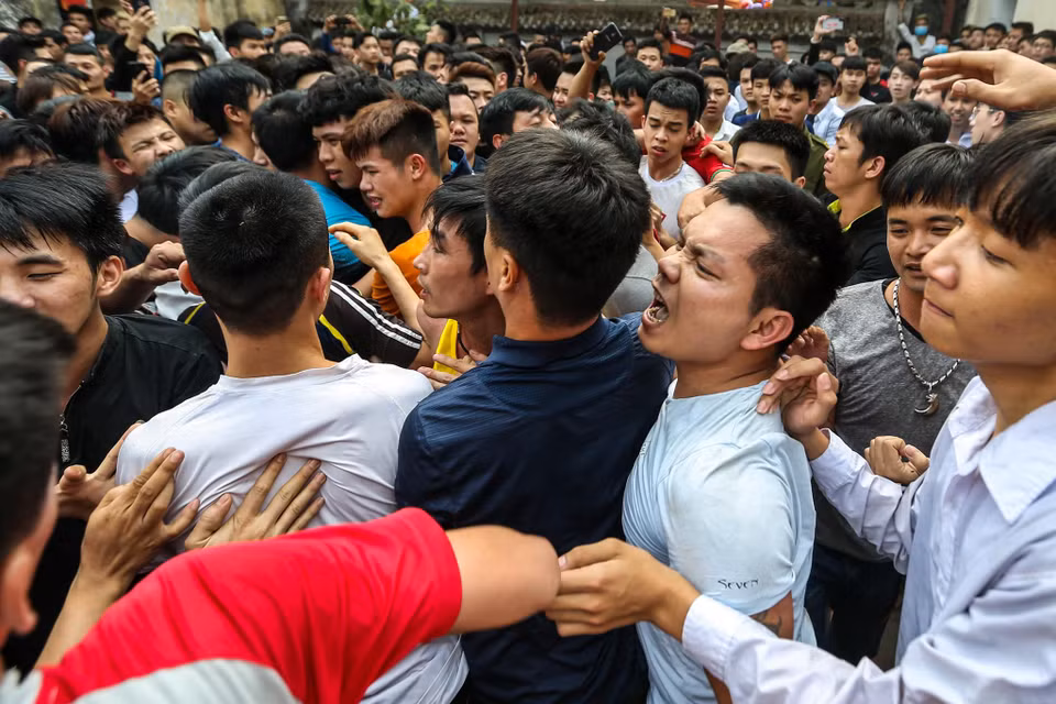 Đây là một lễ hội lớn được tổ chức ngay sau Tết nguyên đán, Tương truyền những ai đoạt được cây bông sẽ là niềm tự hào của làng xóm, gia đình. Do vậy thanh niên trong làng ai nấy đều quyết liệt đạt bằng được cây bông. (Ảnh: Minh Sơn/Vietnam+)
