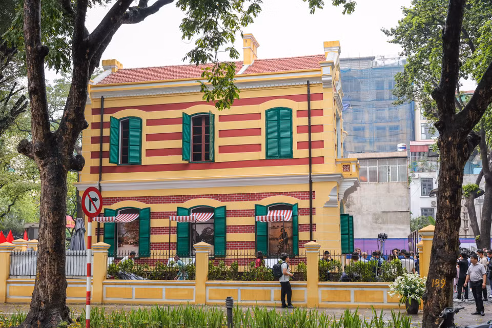 Trước đó vào ngày 27/4/2022, quận Hoàn Kiếm đã khởi công dự án bảo tồn, sửa chữa, chống xuống cấp nhà biệt thự 49 Trần Hưng Đạo - 46 Hàng Bài. (Ảnh: Minh Sơn/Vietnam+)