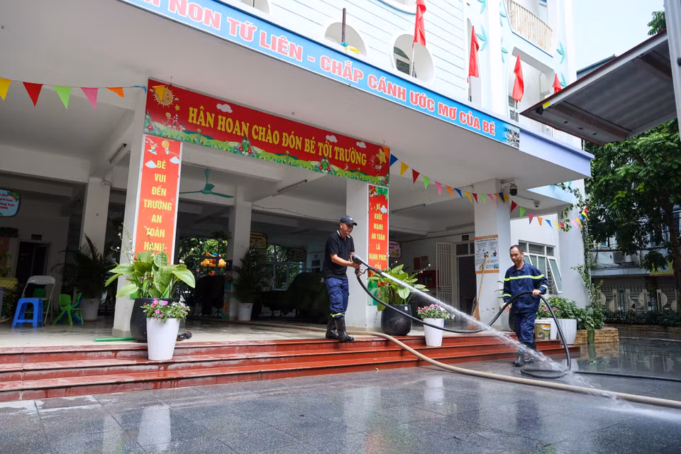 Chính quyền địa phương cũng đã nhanh chóng có những biện pháp hỗ trợ người dân dọn dẹp nhà cửa. Đội ngũ cứu hộ, nhân viên môi trường cùng các tổ chức thiện nguyện đã không quản ngày đêm giúp đỡ dọn dẹp, thu gom rác thải và phun thuốc khử trùng để phòng tránh dịch bệnh. (Ảnh: Minh Sơn/Vietnam+)
