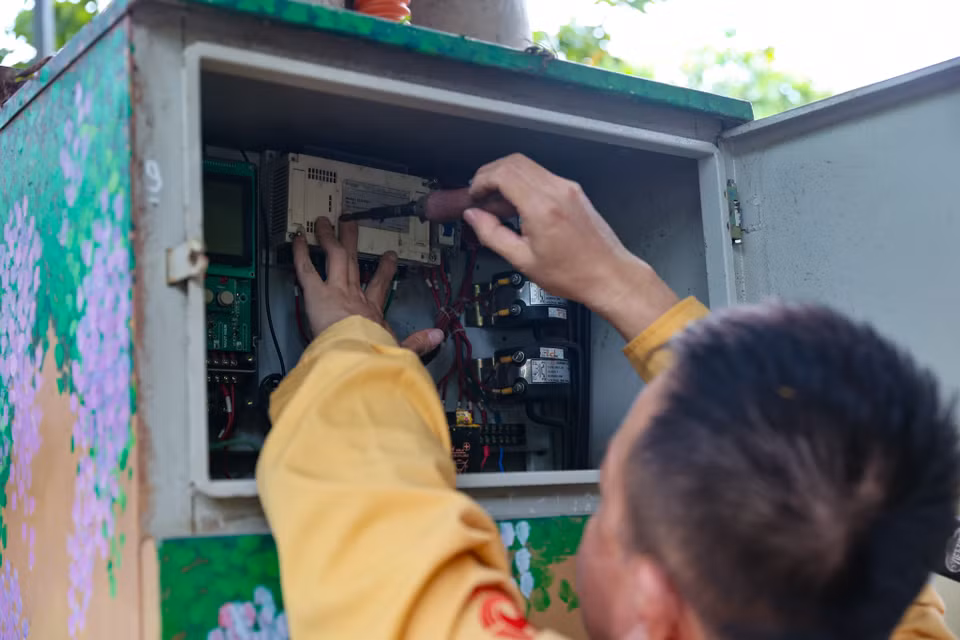 Một cán bộ thuộc Công ty Thiết bị chiếu sáng và Đô thị Hà Nội cho biết đang bảo dưỡng lại các thiết bị chiếu sáng công cộng để đảm bảo đời sống sinh hoạt cho người dân khu vực Tứ Liên. (Ảnh: Minh Sơn/Vietnam+)
